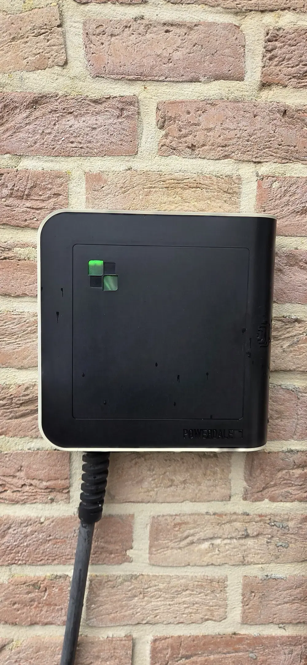 Gros plan d'une borne Nexxtender Home noire avec le logo Powerdale et la LED de statut allumée en vert